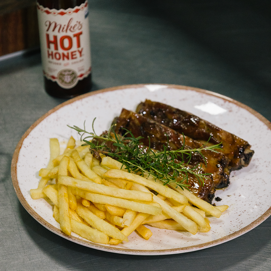 Costelinha Glaceada com Mike's Hot Honey